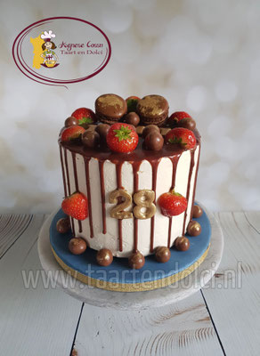 Dripcake met macarons en fruit