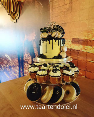 Bruidstaart + cupcakes en donuts op standaard