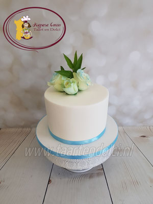 Kleine bruidstaart met echte bloemen 