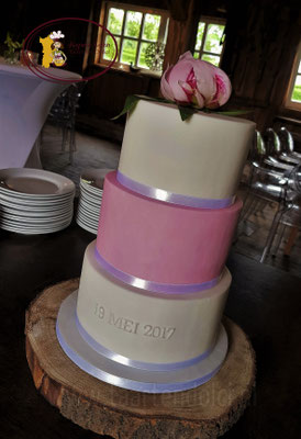 Strakke taart wit met roze en echte Pioenroos