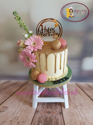 Gouden dripcake met bloemen