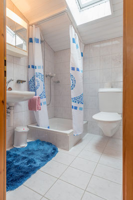 Badezimmer mit Dusche