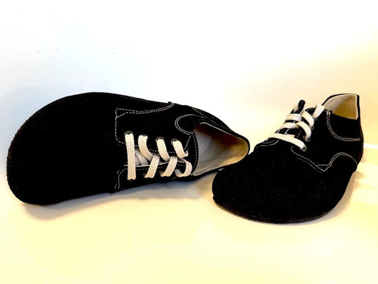 Schwarze bequeme Wildleder Barfußschuhe mit beigen Senkeln