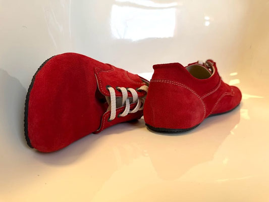 Rote Wildleder Barfußschuhe mit weißen Senkeln