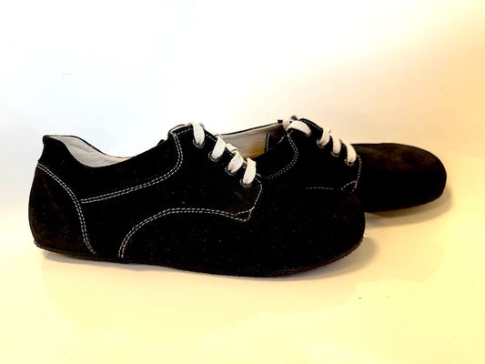 Schwarze Wildleder Barfußschuhe mit beigen Senkeln produziert in Deutschland