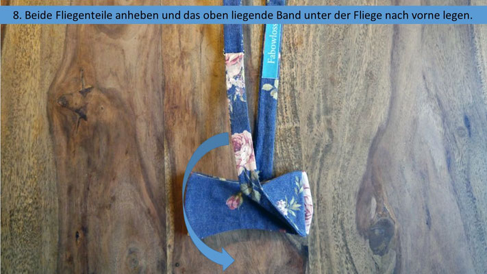 Schritt 8 - Wie binde ich eine Fliege einfacher - Das oben liegende Band um und unter der Schleife nach vorne legen