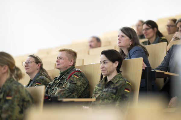 meetbw das Netzwerk der Frauen der Bundeswehr für die Frauen der Bundeswehr fotografiert demipress