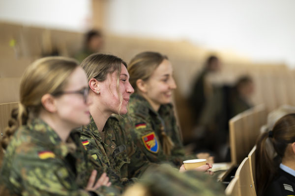 meetbw das Netzwerk der Frauen der Bundeswehr für die Frauen der Bundeswehr fotografiert demipress