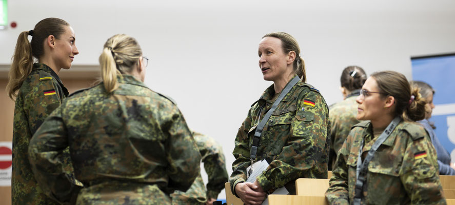 meetbw das Netzwerk der Frauen der Bundeswehr für die Frauen der Bundeswehr fotografiert demipress