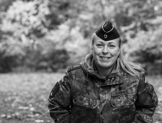 Soldat Tatiana Schmidt fotografiert Nikon Z7II und Nikkor Z 50mm F/1: 1,2 S beim Fotoshooting "Gesichter des Lebens"