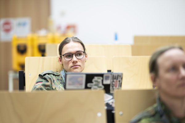 meetbw das Netzwerk der Frauen der Bundeswehr für die Frauen der Bundeswehr fotografiert demipress
