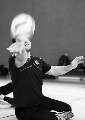 Achim beim gemeinsamen Sitzvolleyball Training