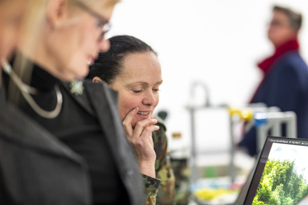 meetbw das Netzwerk der Frauen der Bundeswehr für die Frauen der Bundeswehr fotografiert demipress