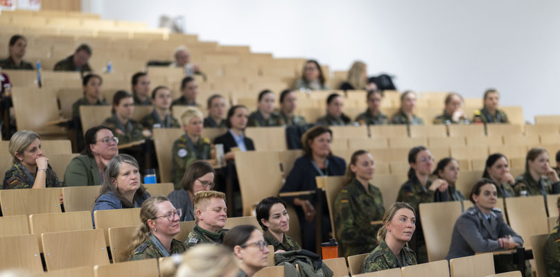 meetbw das Netzwerk der Frauen der Bundeswehr für die Frauen der Bundeswehr fotografiert demipress