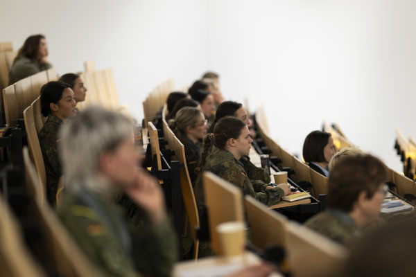 meetbw das Netzwerk der Frauen der Bundeswehr für die Frauen der Bundeswehr fotografiert demipress