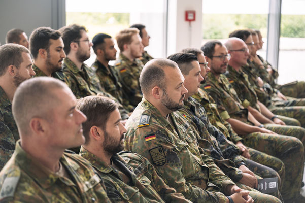 Gesichter des Lebens Fotoausstellung im Ausbildungszentrum des Cyber- und Informationsraum der Bundeswehr