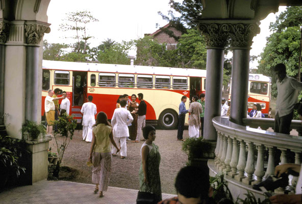 Visitors leaving Guruprasad. Courtesy of Larry & Rita Karrasch