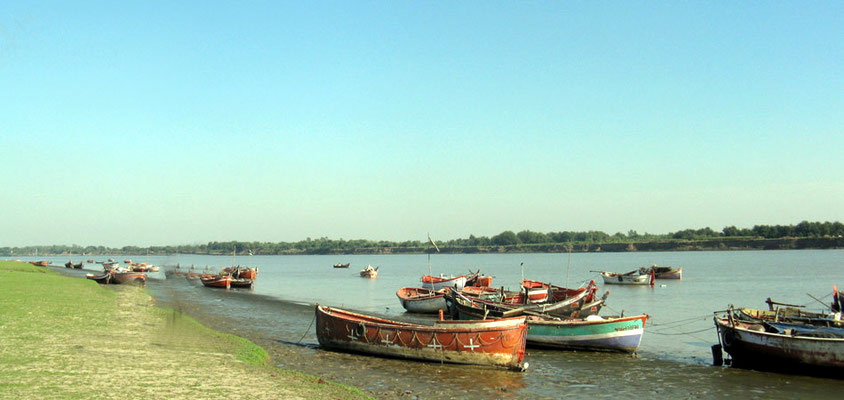 Banks of the Namada River with small boats near Ankleshwar, Gujarat