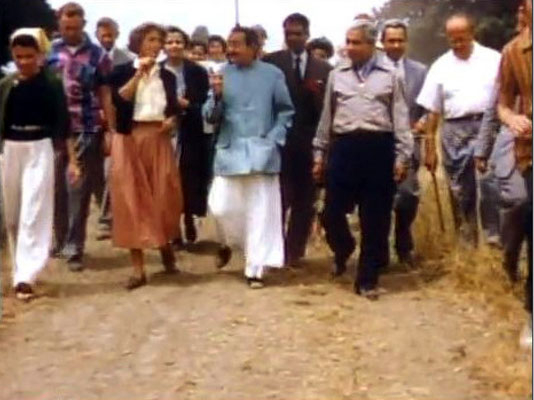 1956 : Meher Baba, his men mandali and his followers at Meher Mount, Ojai, California. Bili is behind left of Baba wearing a scarf.