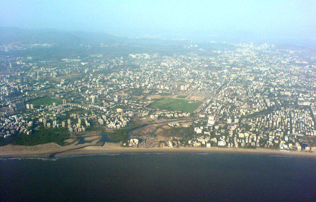 Juhu shore in Mumbai 2007