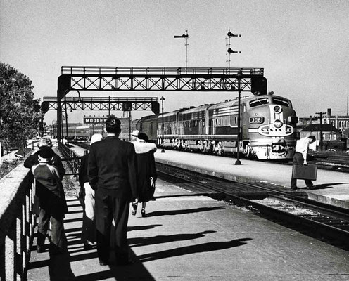 The Chicago to LA  "Chief" - rolls into Joliet, IL
