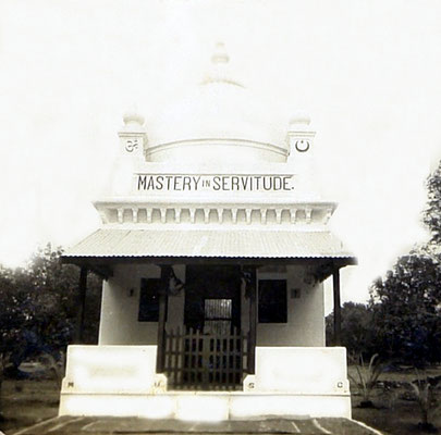 1940 : Meher Kuti at Mandla. Courtesy of the Jessawala Collection.