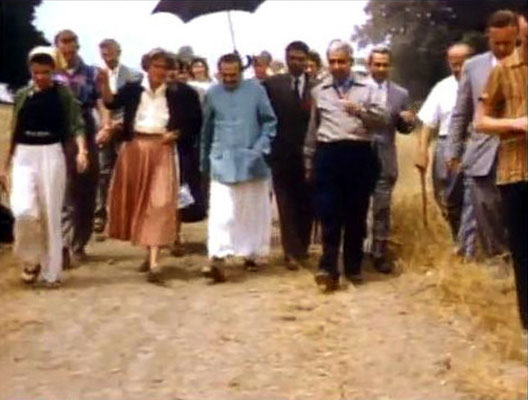 1956 : Meher Baba, his men mandali and his followers at Meher Mount, Ojai, California. Bili is behind left of Baba wearing a scarf. 