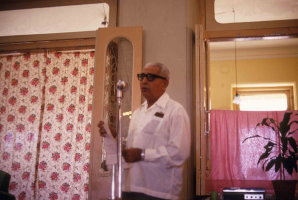 Adi K. Irani speaking to the visitors. Courtesy of Larry & Rita Karrasch