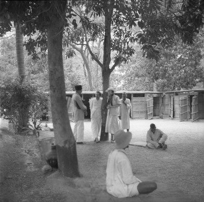 MSI Collection ; possibly Rahuri, India - Meher Baba & Norina Matchabelli talking to Ramjoo