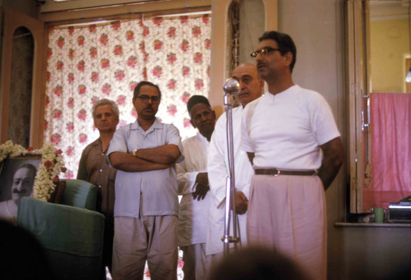 Eruch speaking to the visitors with ( L-R ) Aloba, Bhau, ?, & Pendu Irani. Courtesy of Larry & Rita Karrasch