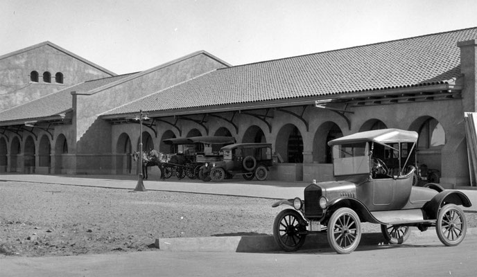 In the 1930s, horse-drawn wagons and small delivery trucks loaded and unloaded on the mail-express wing of the station.