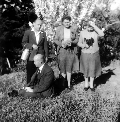 The Baron seated on the lawn with Francis Brabazon & 2 mureeds. Photo courtesy of Avatar's Abode Trust. Image enhanced by Anthony Zois.