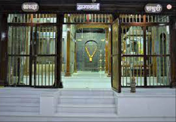 Shirdi : Sai Baba's Dwarkamai Masjid - Present day - interior