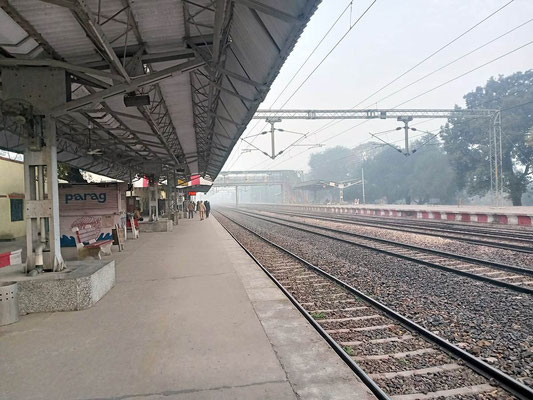 Mankapuri Railway Station platform