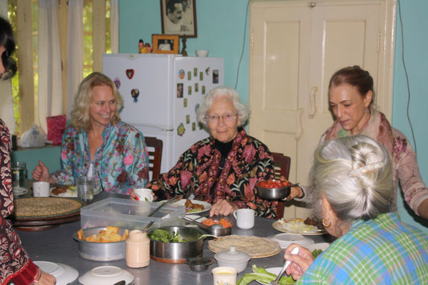 Viola, Ella & Alexandria having lunch with Meheru Irani at Meherazad, India.