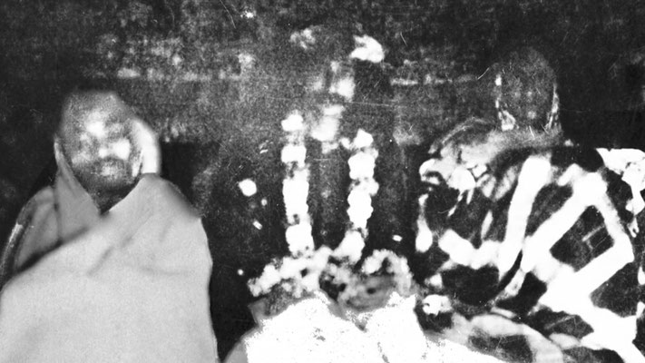 1927 : Meher Baba sitting inside his crypt-room with 2 companion. Lord Meher V3, p 995.