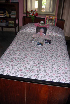 2004 - Mani's bed ; photo taken by Sher DiMaggio