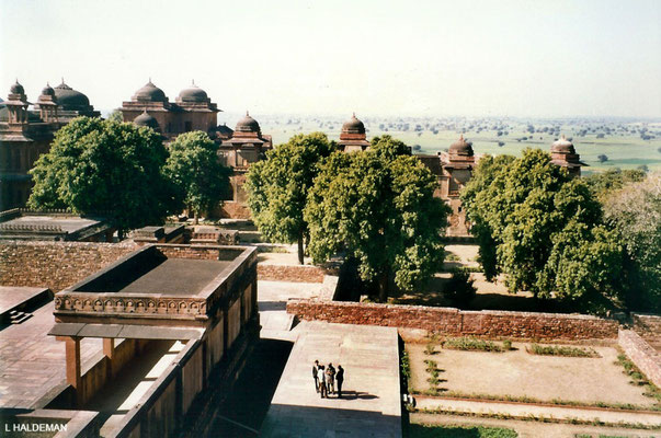 Photo taken by Lyn Haldeman 1988 ; Fatehpur Sikri - Panch Mahal - top floor view