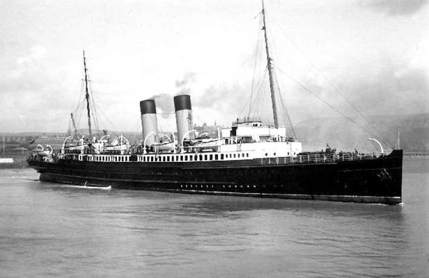 1933 : Leaving Folkestone Harbour.