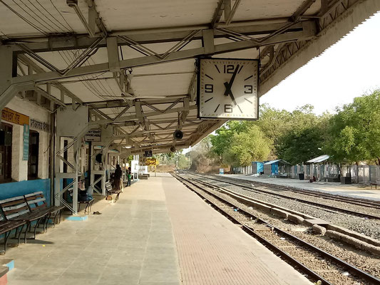 Omkareshwar Road Railway Station platform