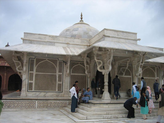 Salim Christi's Tomb - entrance