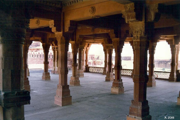 Photo taken by Anthony Zois 1988 ; Fatehpur Sikri - Panch Mahal - Ground floor