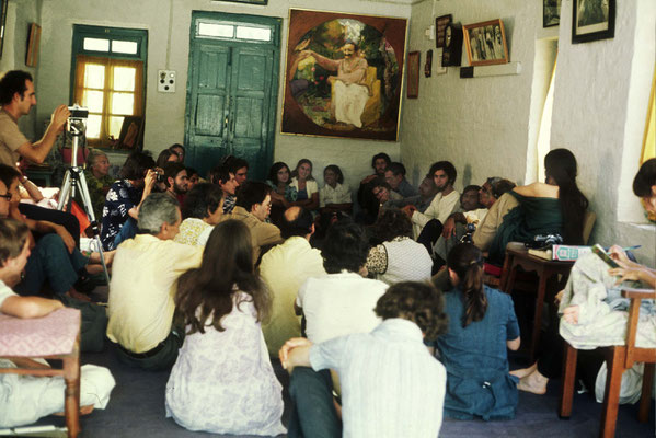 1975 : Eruch giving a talk to the visitors to Mandali Hall, Meherazad, India. Photo taken by Anthony Zois.