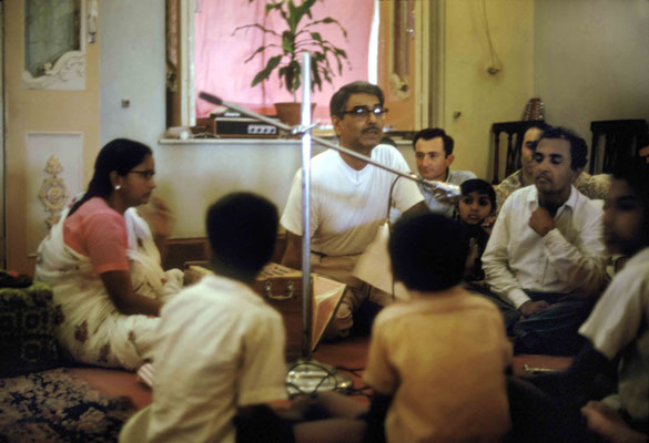 Eruch with the musicians. Courtesy of Larry & Rita Karrasch