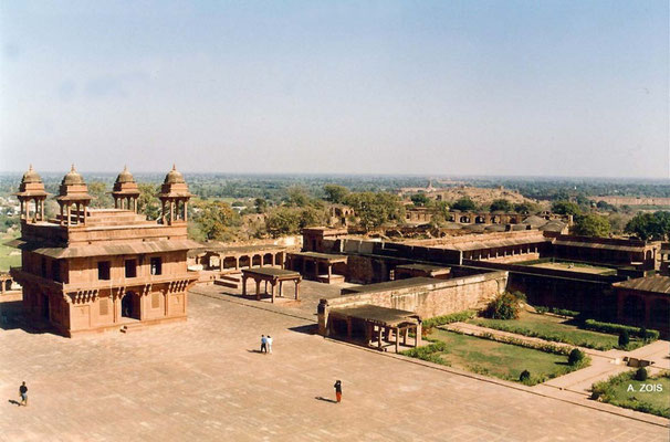 Photo taken by Anthony Zois 1988 ; Fatehpur Sikri - Panch Mahal - top floor view of the Ibadat Khana & Courtyard