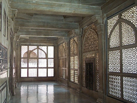 Salim Christi's Tomb - inside passage view daytime