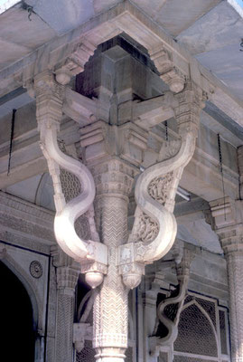 Salim Christi's Tomb - entrance pillar detail