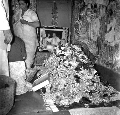 1970 : Inside Meher Baba Samadhi. Courtesy of the Sriramamoorthy Collection @ AMBCCPT, INDIA