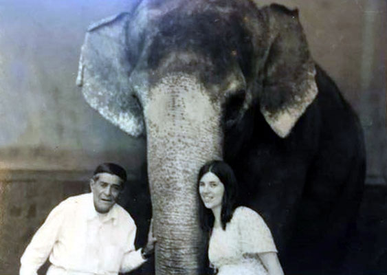 Jane Mossman with Jal Irani visiting Baba's elephant 'Sumitra' at the Poona Zoo.