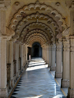 Hutheesing Jain Temple stone corridors